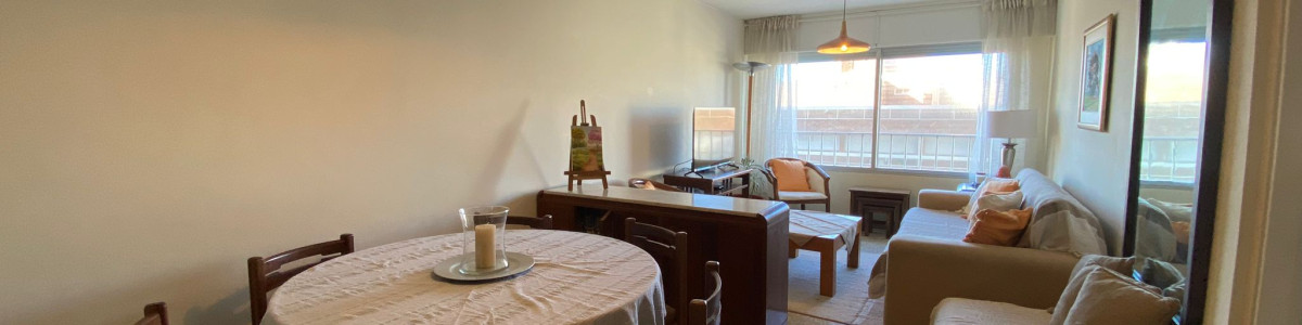  Tu Refugio en la Península: A pasos del Mar

Descubre la oportunidad de vivir en uno de los lugares más emblemáticos de Punta del Este. Este acogedor apartamento de 1 y medio dormitorios y 2 baños, ubicado a solo 100 metros de la playa, te ofrece la combinación perfecta de confort y ubicación privilegiada.

Con una orientación NorEste, disfrutarás de luminosos amaneceres y una brisa marina que hará de cada día una experiencia única. La unidad cuenta con una cocina definida y un amplio living-comedor, ideal para compartir momentos inolvidables con familiares y amigos.

Además, el edificio ofrece servicios de mucamas y playa, así como un relajante sauna para esos días en que solo deseas desconectar. Con una superficie propia de 62 m², cada rincón de este apartamento ha sido diseñado para maximizar tu comodidad.

No dejes pasar esta oportunidad de vivir en la Península. Consulta con nuestros asesores y comienza a disfrutar de la vida que siempre soñaste. ¡Tu nuevo hogar te espera!