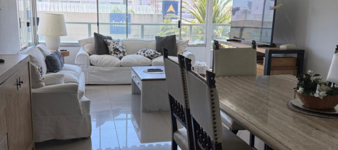  Tu Refugio en la Península: Apartamento a Pasos del Mar

Descubre la oportunidad de vivir en uno de los lugares más emblemáticos de Punta del Este. Este encantador apartamento de 2 dormitorios, 2 baños (1 en suite), te ofrece un estilo de vida único, a tan solo 100 metros de la playa.

Con una superficie propia de 80 m², cada rincón de este hogar ha sido diseñado para brindar confort y funcionalidad. La cocina definida se integra perfectamente con el luminoso living comedor, creando un ambiente ideal para disfrutar de momentos en familia o con amigos. Además, cuenta con dependencia de servicio completa.

Ubicado en la codiciada Península, este apartamento te permitirá disfrutar de la cercanía a la playa, restaurantes y actividades recreativas, todo a un paso de tu hogar.

No dejes pasar esta oportunidad. Consulta con nuestros asesores y comienza a vivir el estilo de vida que siempre soñaste.