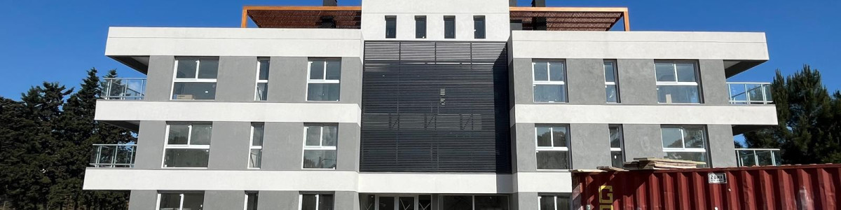 Excelente proyecto en Barra Verde, La Barra. A metros del Mar.

Consta de una Planta Baja y dos pisos superiores, ofreciendo así un total de 3 niveles. 
Cada piso tiene 5 departamentos según tipología: 2 departamentos de 3 ambientes con orientación Norte, 1 departamento de 2 ambientes con orientación Oeste y 2 departamentos de 3 ambientes con Orientación Sudeste.
Hacen un total de 12 departamentos de 2 dormitorios y 3 departamentos de 1 dormitorio.

Características que incluyen los deptos.:
- Aire acondicionado frío-calor en todos los dormitorios y salón.
- Pisos de porcelanato, cielorraso de yeso y luces LED incorporadas.
- Cocina vitrocerámica de inducción 4 hornallas con horno eléctrico, extractor, mesada de granito y muebles bajo escalera.
- Lavavajillas y heladera no-frost con dispenser de agua.
- Baños completos con inodoro, bidet, cabina de ducha, termotanque de 80L, mesada de mármol con bacha superpuesta, secador de pelo y lavasecarropas integrado.
- Cada departamento cuenta con parrillero privado y estacionamiento.

DISPONIBLE DEPTO. 2 DORM. U$S 240.000 - 75 m2

Por mas información, consulte con nuestros asesores.
