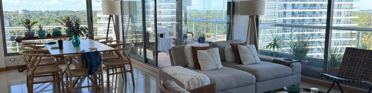 Amplio apartamento en Brava, Punta del Este

Descubra este excepcional apartamento ubicado a tan solo 300 metros del mar en la codiciada zona de Brava, Punta del Este. Con una orientación NorEste, esta unidad de 280 m² ofrece un diseño funcional y elegante, ideal para disfrutar de la vida costera. Consta de cuatro dormitorios, incluyendo dos suites, y cinco baños, lo que garantiza comodidad y privacidad para toda la familia.

La propiedad cuenta con una cocina definida, un amplio living y un comedor que se integran perfectamente, creando un ambiente acogedor y luminoso. Entre sus comodidades, se destacan un hidromasaje, aire acondicionado, servicio de mucamas, sauna y una piscina que invitan al relax y al disfrute. 

Ubicado en un entorno privilegiado, este apartamento es ideal tanto para residir permanentemente como para disfrutar de vacaciones. No pierda la oportunidad de vivir en una de las zonas más exclusivas de Punta del Este. Consulte con nuestros asesores para más información y coordinar una visita.