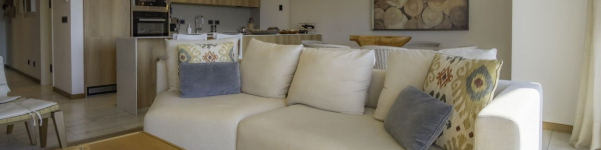 Elegancia y Comodidad a Pasos del Mar
Descubre este exclusivo apartamento en la codiciada zona de Playa Brava, Punta del Este, a tan solo 200 metros de la playa. Este luminoso y moderno espacio de 1 dormitorio y 2 baños, que incluye una suite, es ideal para quienes buscan un estilo de vida relajado y sofisticado.
Con una superficie total de 115 m², este apartamento cuenta con una cocina integrada que se conecta armoniosamente con el living-comedor, creando un ambiente perfecto con hermosas vistas y salida al balcón.
Además, podrás deleitarte con los servicios de mucamas, sauna y una refrescante piscina, que complementan la experiencia de vivir en este exclusivo complejo con amenities de lujo.
Losa radiante, Aire acondicionado central y garaje.
No dejes pasar la oportunidad de hacer de este apartamento tu nuevo hogar o tu refugio vacacional.
Consulta con nuestros asesores.