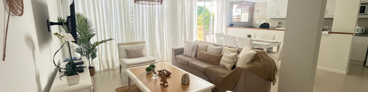 Apartamento muy amplio y cómodo a metros de la playa. 
Recientemente redecorado !!

Cuenta con 2 dormitorios en suite + 3er baño completo.
(Cama matrimonial + 2 camas individuales)
Cómodo living-comedor con cocina integrada.
Aire acondicionado en todos los ambientes.

Patio con parrilla a gas. 
superficie: aprox. 100 mtrs2

Estacionamiento exterior para 1 vehículo.
Servicio de mucama diario y recepción 24hs.
Servicio de playa
Piscina abierta climatizada.
Servicio de mantenimiento

Consulte con nuestros asesores.