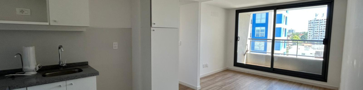  Tu Refugio en la Brava: Elegancia y Comodidad en Punta del Este

Descubre este exclusivo apartamento en la codiciada zona de Brava, donde el mar y la naturaleza se funden en un entorno de serenidad y lujo. Con una orientación privilegiada al Sureste, disfrutarás de luminosos amaneceres y la brisa marina que caracteriza a esta emblemática playa.

Este acogedor espacio cuenta con 2 dormitorios, de los cuales uno es en suite, y 2 baños, brindando la privacidad y comodidad que tú y tu familia merecen. La cocina integrada se conecta armoniosamente con el living-comedor, creando un ambiente ideal para compartir momentos inolvidables.

No dejes pasar la oportunidad de vivir en uno de los destinos más deseados de la costa uruguaya. Para más información, consulta con nuestros asesores y da el primer paso hacia tu nuevo hogar en Punta del Este.