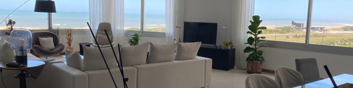  Vive el Encanto de la Brava: Tu Refugio Frente al Mar

Descubre este exclusivo apartamento en la codiciada zona de Brava, Punta del Este, donde la elegancia se encuentra con la comodidad. Esta unidad de 3 dormitorios, todos en suite, ofrece un estilo de vida inigualable, con vistas espectaculares que te harán sentir en un verdadero paraíso.

**Características del Apartamento:**
- **Dormitorios:** 3 suites amplias y luminosas, diseñadas para tu confort.
- **Cocina:** Definida y equipada, ideal para disfrutar de momentos culinarios en familia.
- **Living Comedor:** Espacio acogedor y elegante, perfecto para recibir a tus seres queridos.

**Amenities de Primera Clase:**
- Recepción y servicio de mucamas para una atención personalizada.
- Microcine y playroom, ideales para el entretenimiento de grandes y chicos.
- Piscinas climatizadas, tanto cerrada como al aire libre, para disfrutar todo el año.
- Sauna y cancha multideportiva, para mantener un estilo de vida activo y relajante.
- Ascensor y servicio de playa, que añaden comodidad a tu día a día.

No dejes pasar la oportunidad de vivir en este espectacular apartamento frente al mar. Consulta con nuestros asesores y comienza a escribir tu nueva historia en Punta del Este. ¡Tu hogar te espera!