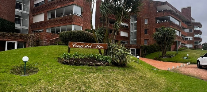 Un amplio y confortable apartamento en el corazón de la brava
con 130 m2
3 dormitorios
3 baños
1 cochera
1 cancha de tenis