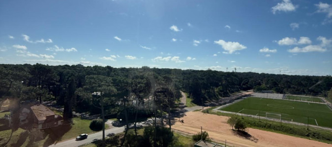 **Tu Refugio en Brava: Elegancia y Comodidad a Pasos del Mar**
Descubre este exclusivo apartamento en la codiciada zona de Brava, Punta del Este, a tan solo 300 metros de la playa. Con una orientación Este que te permitirá disfrutar de luminosos amaneceres, esta unidad de 170 m² es el espacio ideal para vivir momentos inolvidables.
Con 3 amplios dormitorios, 4 baños (3 de ellos en suite), y un diseño que prioriza la comodidad y el estilo, este apartamento es perfecto para familias o para quienes buscan un refugio de descanso. La cocina definida se integra a un luminoso living-comedor, creando un ambiente acogedor y funcional.
Los amenities son un verdadero lujo: relájate en el sauna, mantente activo en la cancha multideportiva o en el gimnasio, y disfruta de la piscina abierta y el solarium. Además, el complejo cuenta con un salón de usos múltiples, jardines parquizados, barbacoa, sala de juegos y un playroom para los más pequeños. Todo esto, acompañado de servicios de mucamas y playa, para que tu única preocupación sea disfrutar.
No dejes pasar la oportunidad de vivir en uno de los destinos más exclusivos de la costa uruguaya. Consulta con nuestros asesores y descubre cómo este apartamento puede convertirse en tu nuevo hogar.