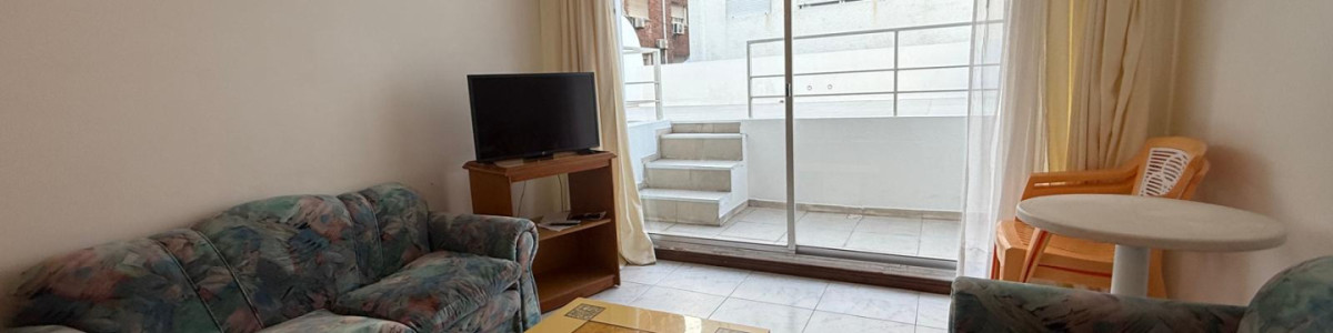 Apartamento en Península - Punta del Este

Descripción:  
Descubra este acogedor apartamento ubicado en el corazón de la Península, a tan solo 50 metros del mar. Con una excelente ubicación, este espacio ofrece la combinación perfecta de comodidad y cercanía a las playas más emblemáticas de Punta del Este. Ideal para disfrutar de la brisa marina y el estilo de vida costero.

La unidad cuenta con un dormitorio y medio, y un baño, además de una cocina integrada que se conecta armoniosamente con el living-comedor. Este diseño abierto maximiza la luminosidad y el aprovechamiento del espacio, creando un ambiente cálido y acogedor. La cercanía al mar y a las principales atracciones de la zona hacen de este apartamento una opción ideal tanto para residencia permanente como para escapadas vacacionales.

El apartamento cuenta con una gran terraza propia, de uso exclusivo.

Aproveche la oportunidad de vivir en una de las zonas más solicitadas de Punta del Este. Consulte con nuestros asesores para más información y descubra todo lo que este apartamento tiene para ofrecer.