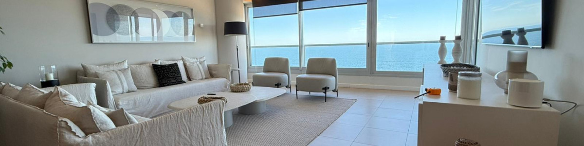  Tu Refugio en Brava: Elegancia y Confort a Pasos del Mar

Descubre este exclusivo apartamento en la codiciada zona de Brava, Punta del Este, donde el estilo y la comodidad se encuentran en perfecta armonía. Con una orientación Este que te permitirá disfrutar de luminosos amaneceres, esta unidad de 2 dormitorios y 2 suites es el espacio ideal para vivir momentos inolvidables.

La cocina, completamente definida, se integra con un amplio living-comedor, creando un ambiente perfecto para recibir a amigos y familiares. Además, contarás con servicios de mucamas y playa, garantizando una experiencia de vida sin preocupaciones. Relájate en la sauna o disfruta de la refrescante piscina, todo dentro de un entorno seguro y exclusivo.

No dejes pasar la oportunidad de hacer de este apartamento tu nuevo hogar. Consulta con nuestros asesores y comienza a vivir la vida que mereces en Punta del Este.