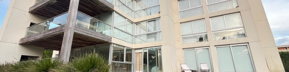 Departamento muy bien ubicado.
Cuenta con 2 dormitorios en suite + Toilette.
Hermoso living-comedor con estufa a leña. Cocina completa semi integrada.
Dormitorio de servicio con baño, lavadero.
Amplia terraza con parrillero, super disfrutable.
1 cochera techada.
127mts2 construidos aprox.
Consulte con nuestros asesores.