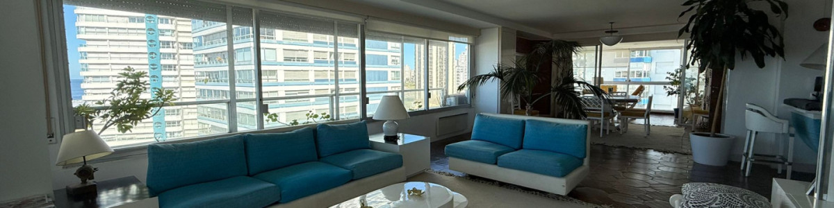 **Tu Refugio en la Brava: Elegancia y Comodidad en Punta del Este**

Descubre este exclusivo apartamento en la codiciada zona de Brava, Punta del Este, donde el lujo se encuentra con la funcionalidad. Con una generosa superficie de 211 m², esta unidad de 4 dormitorios y 4 baños, que incluye 2 suites, es el espacio ideal para disfrutar de momentos inolvidables con familia y amigos.

La cocina, completamente definida, se integra perfectamente con un amplio living y comedor, creando un ambiente acogedor y luminoso. Además, cuenta con servicio de mucamas y servicio de playa, para que tu única preocupación sea disfrutar del sol y el mar.

Relájate en la piscina del edificio, un espacio pensado para el esparcimiento y la diversión.

No dejes pasar la oportunidad de vivir en uno de los destinos más deseados de la costa uruguaya. Consulta con nuestros asesores y descubre cómo este apartamento puede convertirse en tu nuevo hogar o en la inversión de tus sueños. ¡Te esperamos!