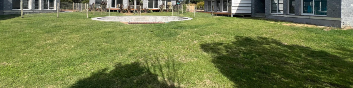 Excelente casa A ESTRENAR
En dos plantas, amplios espacios comunes en planta baja, cocina integrada, muy moderna e iluminada, amplio living  comedor y toilette (con ducha). Tiene un acceso al parrillero que cuenta con una amplia terraza, y un jardín propio que da a la piscina del complejo, con un diseño moderno que permite privacidad para cada una de las 6 casas que conforman The Sun Village. 

En planta alta, se encuentran los dormitorios, uno de los cuales es en suite, orientación norte, con su balcón. Y los otros dos dormitorios comparten 1 baño; una terraza amplia mas independiente. 

La propiedad se destaca por su equipamiento de primer nivel: planteada para uso todo el año, cuenta con una estufa a pellets automática, con salida para que todos los ambientes reciban calefacción; a esto se suman las aberturas de PVC con doble vidrio, lo que permite aislación térmica y acústica. Las terminaciones de la carpintería son de primer nivel; alturas de puertas piso a techo (2,4 mts); granito en mesada cocina y porcelanato baños, hacen de esta propiedad una oportunidad para disfrutar TODO EL AÑO.

EXCELENTE VALOR DE VENTA: U$S 300.000 SIN MUEBLES.
Con muebles y equipada U$S 315.000.

Consulte con nuestros asesores.