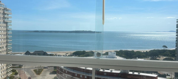  Tu Refugio en Punta del Este: Elegancia y Confort Frente al Mar

Descubre la oportunidad de vivir en un exclusivo apartamento en Mansa, a solo 50 metros de la playa. Este luminoso y espacioso hogar de 159 m² te ofrece un estilo de vida inigualable, con vistas al mar que te robarán el aliento.

**Características Principales:**
- **3 Dormitorios**: Incluyendo 2 suites, ideales para el descanso y la privacidad.
- **4 Baños**: Comodidad y funcionalidad para toda la familia.
- **Cocina Definida**: Espacio perfectamente diseñado para disfrutar de momentos culinarios.
- **Living-Comedor Amplio**: Un lugar acogedor para compartir con amigos y familiares.

**Amenities que Enriquecen tu Estilo de Vida:**
Disfruta de una variedad de servicios diseñados para tu bienestar:
- **Piscinas**: Abierta y climatizada, perfectas para relajarte durante todo el año.
- **Sauna y Jacuzzi**: Espacios de relajación para desconectar.
- **Gimnasio y Cancha Multideportiva**: Mantente activo sin salir de casa.
- **Salón de Usos Múltiples y Microcine**: Ideal para reuniones y entretenimiento.
- **Servicios Completos**: Desde mucamas hasta servicio de playa, todo pensado para tu comodidad.

Este apartamento no es solo una propiedad, es una inversión en calidad de vida. Con un entorno que combina la tranquilidad de la playa y la cercanía a los mejores servicios de Punta del Este, es el lugar perfecto para tu nueva vida.

**¡No dejes pasar esta oportunidad!** Consulta con nuestros asesores y agenda tu visita. Tu hogar frente al mar te espera.