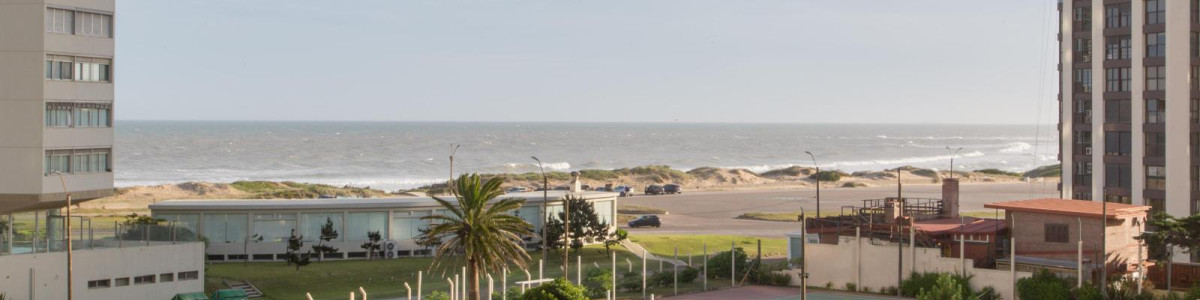  Tu Refugio en Brava: Elegancia y Comodidad a Pasos del Mar

Descubre este exclusivo apartamento de 2 dormitorios en la codiciada zona de Brava, Punta del Este. Ideal para quienes buscan un equilibrio perfecto entre lujo y funcionalidad, esta unidad cuenta con 2 baños, incluyendo una suite, diseñada para ofrecerte el máximo confort.

La cocina definida se integra a un luminoso living comedor, creando un espacio ideal para compartir momentos inolvidables con familia y amigos. Además, disfrutarás de servicios premium como mucamas y servicio de playa, que elevarán tu experiencia diaria.

Relájate en la piscina climatizada o desconéctate en el sauna, todo dentro de un entorno seguro y exclusivo.

No dejes pasar esta oportunidad única. ¡Consulta con nuestros asesores y da el primer paso hacia tu nuevo hogar en la playa!