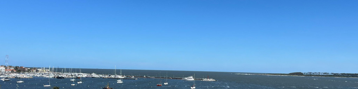 Hermoso depto. en la Península Frente al Mar.

Descubre este exclusivo apartamento en la codiciada zona de la Península, Punta del Este. Con una superficie total de 128 m², este espacio está diseñado para ofrecerte el equilibrio perfecto entre confort y estilo.
Al ingresar, te recibirán un luminoso living comedor y una cocina definida, ideales para disfrutar de momentos en familia o con amigos. La unidad cuenta con 3 dormitorios y 2 baños completos, incluyendo una suite principal, garantizando privacidad y comodidad para todos. Toilette y otro baño completo que comparten los 2 dormitorios restantes.
Tiene una espectacular terraza privada con parrillero y unas impresionantes vistas del Puerto y Punta del Este.
Dependencia de servicio con baño.

Cuenta con servicio de mucamas. 

Ubicado en una de las áreas más emblemáticas de Punta del Este, tendrás acceso a playas, restaurantes y tiendas.

Consulta con nuestros asesores.