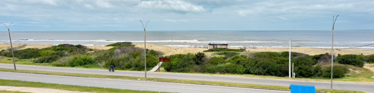 Apartamento de lujo frente al mar en Brava - Punta del Este

Descubra este exclusivo apartamento ubicado en la codiciada zona de Brava, Punta del Este, que ofrece una vista inigualable al mar. Con una orientación SurEste, esta unidad de 3 dormitorios, todos en suite, garantiza privacidad y confort. La amplia cocina definida se integra perfectamente con el comedor y el living, creando un ambiente ideal para disfrutar de momentos en familia o con amigos.

Con una superficie total de 211 m2, este espacio se destaca por su luminosidad y diseño funcional. Entre sus comodidades, encontrará aire acondicionado para su confort, servicio de mucamas, sauna y una piscina climatizada, perfecta para relajarse durante todo el año. 

La ubicación privilegiada de este apartamento permite acceder fácilmente a las mejores playas, restaurantes y actividades de Punta del Este, convirtiéndolo en un lugar ideal tanto para residir como para vacacionar. No pierda la oportunidad de vivir en un entorno que combina lujo y naturaleza. Consulte con nuestros asesores para más información.