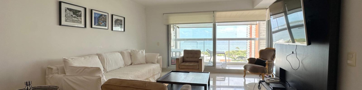  Tu Refugio Frente al Mar en Punta del Este

Descubre la excelencia de vivir a solo 50 metros del mar en este exclusivo apartamento en Mansa, Punta del Este. Con una ubicación privilegiada y vistas espectaculares, esta unidad de 3 dormitorios y 4 baños, incluyendo 2 suites, ofrece el equilibrio perfecto entre confort y elegancia.

**Características destacadas:**
- **Superficie Propia:** 159 m²
- **Cocina Definida:** Espacio ideal para tus momentos culinarios.
- **Amplios Ambientes:** Living, comedor y living-comedor para disfrutar en familia.

**Amenities de primer nivel:**
Disfruta de un estilo de vida inigualable con acceso a:
- Sauna y jacuzzi para relajarte.
- Piscinas (abierta y climatizada) para disfrutar todo el año.
- Cancha multideportiva y de tennis para los amantes del deporte.
- Salón de usos múltiples, microcine y sala de juegos para el entretenimiento.
- Gimnasio, sala de computadoras y Wi-Fi para mantenerte conectado.
- Servicios de mucama, playa y mantenimiento para una vida sin preocupaciones.

Este apartamento no solo es un hogar, es un estilo de vida. Ideal para familias, parejas o como inversión. 

**Consulte con nuestros asesores y haga de este sueño su realidad.**