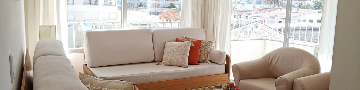 Apartamento en Península reciclado, con cochera en subsuelo, 1 dormitorio y 2 baños.

Descubra este acogedor apartamento de 1 dormitorio, ubicado a solo 100 metros del mar en la codiciada Península de Punta del Este. Con una superficie total de 65 m2, esta unidad ofrece un ambiente ideal para disfrutar de la tranquilidad y el confort que brinda la costa uruguaya.

El apartamento cuenta con un diseño funcional que incluye un living comedor luminoso y una cocina definida. Además, dispone de dos baños, uno de ellos en suite, lo que garantiza privacidad y comodidad para los residentes y sus invitados. Entre las comodidades del edificio se destacan el servicio de mucamas, servicio de playa y portería 24 horas, que complementan una experiencia de vida placentera.

La ubicación es inmejorable, rodeada de una variada oferta gastronómica y de entretenimiento, así como de acceso directo a las hermosas playas de la zona. Ideal tanto para disfrutar de unas vacaciones inolvidables como para establecer un hogar permanente en uno de los destinos más emblemáticos de la región. 

Consulte con nuestros asesores para más información y descubra el potencial de este atractivo inmueble.
