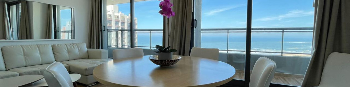  Tu Refugio en Brava: Elegancia y Confort a Pasos del Mar

Descubre este exclusivo apartamento en la codiciada zona de Brava, Punta del Este. Con una distribución pensada para el bienestar y el disfrute, esta unidad de 2 dormitorios y 2 baños, incluyendo una suite principal, es el espacio ideal para vivir momentos inolvidables.

La cocina, completamente equipada, se integra a un luminoso living-comedor, creando un ambiente acogedor y funcional. Imagina compartir con amigos y familiares mientras disfrutas de la calidez del hogar.

Además, podrás relajarte en la piscina climatizada, un lujo que te permitirá disfrutar de un baño placentero en cualquier época del año.

No dejes pasar la oportunidad de vivir en uno de los destinos más exclusivos de la costa uruguaya. 

**Consulta con nuestros asesores y da el primer paso hacia tu nuevo hogar.**