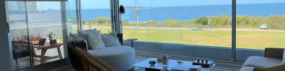  Tu Refugio Frente al Mar en Mansa, Punta del Este

Descubre la oportunidad de vivir en un espacio donde la elegancia se encuentra con la serenidad del océano. Este exclusivo apartamento de 3 suites mas dependencia en suite, se ubica en la codiciada zona de Playa Mansa, ofreciendo un estilo de vida inigualable.

Con una orientación suroeste, cada rincón de esta unidad de 189 m² está diseñado para maximizar la luz natural y las vistas panorámicas al mar y atardeceres inolvidables. Disfruta de la comodidad de contar con 3 suites, ideales para el descanso y la privacidad, además de un amplio living comedor que invita a la convivencia y el disfrute. Su cocina es definida y perfecta para los amantes de la gastronomía, cuenta con dependencia de servicio completa, 2 cocheras y baulera.
 
El apartamento a su vez, cuenta con aire acondicionado central frío calor, y losa radiante eléctrica. El complejo cuenta con amenities de primer nivel, piscina exterior e interior, spa, cine, sala de juegos, seguridad 24hs, parrilleros de uso común, servicio de mucamas y servicio de playa durante la temporada.

No dejes pasar la oportunidad de hacer de este apartamento tu nuevo hogar. Consulta con nuestros asesores y comienza a vivir la experiencia de Punta del Este. ¡Tu refugio frente al mar te espera!