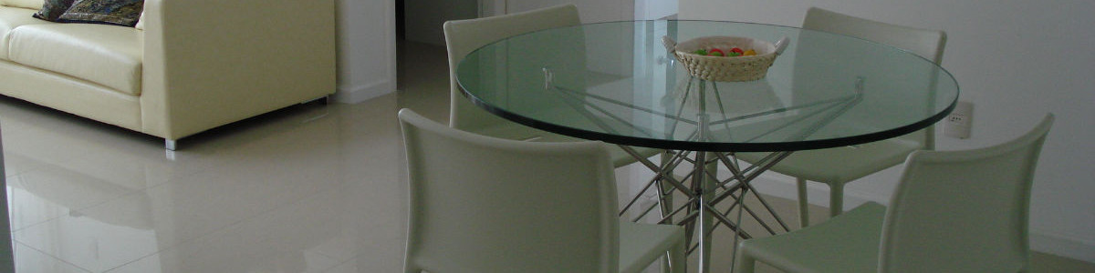 Título: Apartamento de 2 Dormitorios en Roosevelt, Punta del Este

Descripción:  
Ubicado en la codiciada zona de Roosevelt, este apartamento ofrece una combinación ideal de confort y estilo. Con 2 dormitorios, incluyendo una suite, y 2 baños, el espacio está diseñado para brindar comodidad y privacidad. La cocina se integra armónicamente con el living-comedor, creando un ambiente perfecto para compartir momentos en familia o con amigos.

El edificio cuenta con amenities de primer nivel que enriquecen la experiencia de vivir en este entorno. Disfrute de la piscina abierta en los días soleados o relájese en la piscina climatizada cerrada durante el invierno. Además, el sauna y el servicio de recepción añaden un toque de exclusividad y bienestar a su día a día. 

La ubicación estratégica de este apartamento permite acceder fácilmente a las principales atracciones de Punta del Este, así como a servicios esenciales. Ideal tanto para residir de manera permanente como para disfrutar de escapadas vacacionales. Consulte con nuestros asesores para obtener más información y descubra su próximo hogar en la costa uruguaya.