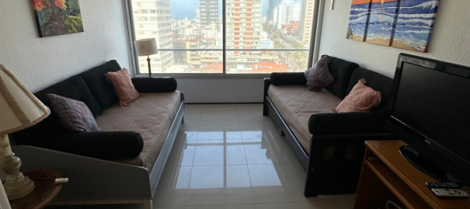  Vive el Encanto de la Península: Tu Refugio Frente al Mar

Descubre la oportunidad de vivir en uno de los destinos más emblemáticos de la costa uruguaya. Este acogedor apartamento de 1 dormitorio y medio, 1 baño, ubicado a solo 100 metros del mar, te ofrece la combinación perfecta de comodidad y estilo en el corazón de Punta del Este.

Con un diseño funcional que integra cocina, living y comedor, este espacio se convierte en el escenario ideal para disfrutar de momentos inolvidables. Equipado con todas las comodidades necesarias, cada rincón de tu nuevo hogar está pensado para tu bienestar.

Además, podrás disfrutar de una variedad de amenities que enriquecen tu experiencia: recepción, gimnasio, sala de lectura, Wi-Fi y servicio de mucamas, todo con la seguridad y tranquilidad que brinda un servicio de vigilancia y mantenimiento constante. Y para aquellos días de playa, contamos con servicio de playa para que tu única preocupación sea relajarte y disfrutar.

No dejes pasar la oportunidad de vivir en un lugar donde el mar y la naturaleza se encuentran a tu alcance. Consulta con nuestros asesores y da el primer paso hacia tu nuevo hogar en la Península. ¡Te esperamos!
