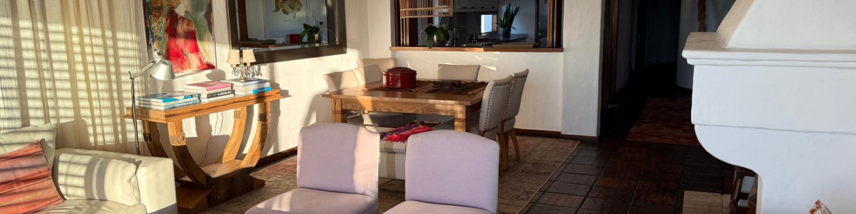 **Viva el Encanto del Mar en el Corazón de Punta del Este**
Descubra su nuevo hogar en este espectacular apartamento en la PenÃnsula, donde la brisa marina y las vistas panorámicas se convierten en parte de su dÃa a dÃa. Con una ubicación privilegiada frente al mar, esta unidad de 3 dormitorios y 3 baños, incluyendo una suite principal, le ofrece el espacio y la comodidad que usted y su familia merecen.
Con una superficie propia de 159 m², este apartamento cuenta con una cocina definida y un amplio living-comedor, ideal para disfrutar de momentos inolvidables. Además, el servicio de mucamas le brindará la tranquilidad y el confort que busca en su hogar.
No deje pasar la oportunidad de vivir en uno de los destinos más exclusivos de la costa uruguaya. Consulte con nuestros asesores y dé el primer paso hacia su nuevo estilo de vida. ¡Su refugio frente al mar le está esperando!