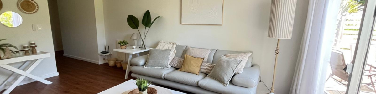 Hermoso apartamento, recientemente redecorado ubicado en complejo a metros del mar!

1 Dormitorio y baño completo.
Espacioso living-comedor con cocina integrada.
Aire acondicionado en todos los ambientes.
Patio con mesa, sillas y sombrilla.

Estacionamiento exterior para 1 vehículo.
Servicio de mucama diario y recepción 24hs.
Servicio de playa
Piscina abierta climatizada.
Servicio de mantenimiento.

Consulte con nuestros asesores.