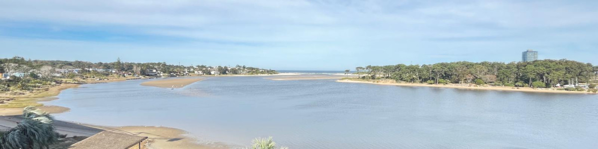 Elegancia y Comodidad a Pasos del Mar
Descubre este exclusivo apartamento en La Barra, un verdadero oasis de tranquilidad y estilo, ideal para disfrutar de momentos inolvidables con familia y amigos. Con una generosa distribución de 3 dormitorios, cada uno con su propio baño en suite, esta unidad ofrece la perfecta combinación de privacidad y confort, con capacidad para 6 personas.
La cocina, completamente definida, es el espacio ideal para preparar deliciosas comidas, mientras que el luminoso living-comedor invita a compartir momentos de relax y convivencia. Salida al balcón con una vista increíble. Además, contarás con servicio de mucamas.
Disfruta de los días soleados en la piscina, un lugar perfecto para refrescarte y relajarte después de un día en la playa.
No dejes pasar la oportunidad de hacer de este apartamento tu nuevo hogar en La Barra. Consulta con nuestros asesores y comienza a vivir la experiencia de la vida costera en uno de los destinos más exclusivos de Uruguay.