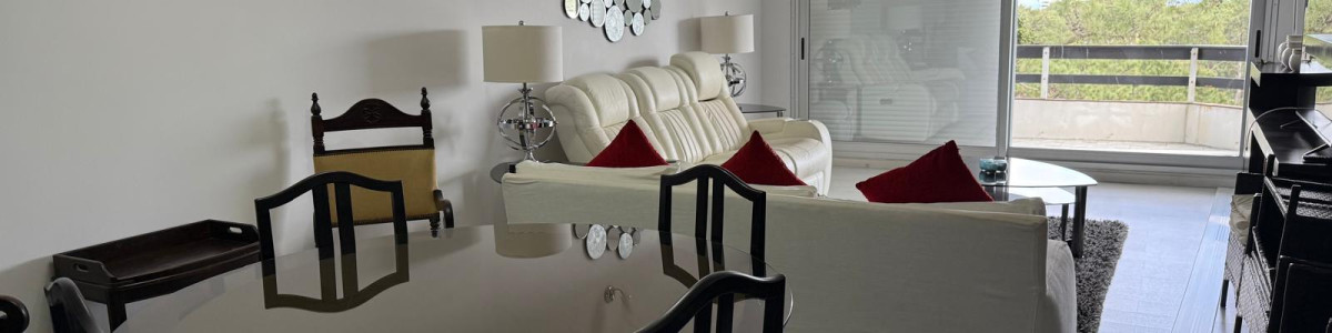 **Tu Refugio en Punta del Este: Elegancia y Comodidad en Roosevelt**

Descubre este exclusivo apartamento de 3 dormitorios en la codiciada zona de Roosevelt, Punta del Este. Con una superficie total de 141 m², esta unidad ofrece un espacio ideal para disfrutar de la vida costera con la comodidad que mereces.

El apartamento cuenta con 2 baños, incluyendo una suite principal, y un luminoso living comedor que invita a compartir momentos inolvidables. La cocina está equipada con electrodomésticos de calidad, como microondas, lavarropas y freezer, para facilitar tu día a día.

Además, podrás disfrutar de los servicios de mucamas y de una refrescante piscina, perfectos para relajarte después de un día en la playa. 

No dejes pasar la oportunidad de vivir en uno de los destinos más emblemáticos de Uruguay. Consulta con nuestros asesores y da el primer paso hacia tu nuevo hogar en Punta del Este. ¡Te esperamos!