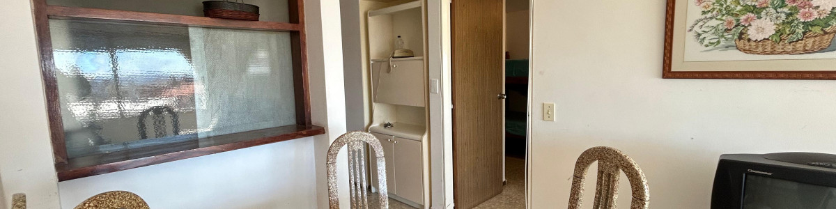  Tu Refugio en la Península: ¡A Solo Pasos del Mar!

Descubre la oportunidad de vivir en uno de los destinos más codiciados de Punta del Este. Este encantador apartamento de 1 y medio dormitorios, ubicado a tan solo 100 metros de la playa, te ofrece la combinación perfecta de comodidad y estilo.

Con vista a la isla gorriti, disfrutarás de luminosos atardecers y agradables brisas marinas. La unidad cuenta con un acogedor living-comedor, una cocina definida y un baño completo, ideal para tu descanso y bienestar. Con capacidad para tres camas, es perfecto tanto para disfrutar en pareja como para recibir visitas.

Además, el edificio ofrece servicios de mucamas y playa, así como un relajante sauna para que puedas desconectar y disfrutar al máximo de tu tiempo libre.

Con una superficie propia de 45 m², este apartamento es ideal para quienes buscan un refugio en la Península, ya sea para vivir todo el año o como inversión.

No dejes pasar esta oportunidad. ¡Consulta con nuestros asesores y comienza a disfrutar de la vida que mereces en Punta del Este!