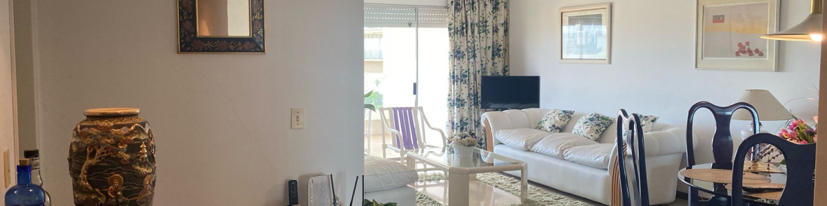 **Tu Refugio en la Brava: Elegancia y Comodidad en Punta del Este**
Descubre este encantador apartamento de 2 dormitorios y 2 baños, ubicado en la codiciada zona de Brava, Punta del Este. Con una superficie total de 85 m², esta unidad ofrece un diseño funcional y acogedor, ideal para disfrutar de la vida costera.
El apartamento cuenta con una suite principal que garantiza privacidad y confort, además de un luminoso living-comedor que se integra perfectamente con la cocina interna. Equipado con microondas, heladera con freezer y termotanque, cada rincón ha sido pensado para tu comodidad.
Entre los servicios destacados, podrás disfrutar de servicio de mucamas y servicio de playa, asegurando que cada día sea una experiencia placentera. Además, relájate en la piscina del edificio, un espacio perfecto para compartir momentos inolvidables con amigos y familiares.
No dejes pasar la oportunidad de vivir en uno de los destinos más exclusivos de la costa uruguaya. Consulta con nuestros asesores y comienza a imaginar tu nueva vida en Punta del Este. ¡Te esperamos!