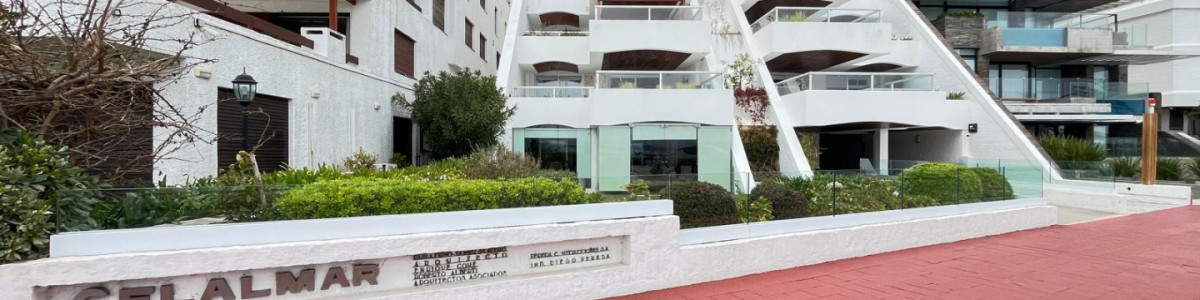 Ubicado en la exclusiva zona de la Península de Punta del Este, en el reconocido edificio Celalmar, este espectacular apartamento combina amplitud, comodidad y una ubicación privilegiada, a pasos de la rambla y casi frente a la clásica glorieta.

Con 211 m² totales y una magnífica terraza de 38 m² con parrillero propio, la propiedad ofrece una hermosa vista hacia la rambla y el mar, ideal para disfrutar todo el año.

El apartamento cuenta con un amplio y luminoso living comedor con salida directa a la terraza, generando un espacio perfecto para reuniones y momentos de relax. La cocina es definida y funcional, con excelente distribución.

Dispone de 4 dormitorios en suite, brindando privacidad y confort para toda la familia o invitados, además de toilette social. También posee un cómodo patio interno que aporta luz natural y ventilación a los ambientes.

Una propiedad única en una de las ubicaciones más buscadas de Punta del Este, ideal tanto para vivir como para disfrutar de vacaciones con el máximo confort.
Consulte con nuestros asesores por mas información y agendar su visita!