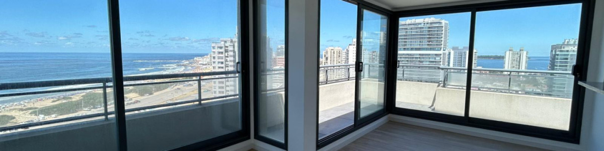  Tu Refugio en Brava: Elegancia y Confort en Punta del Este

Descubre este exclusivo apartamento en Brava, donde la sofisticación se encuentra con la comodidad. Con una orientación SurEste que garantiza luminosidad y calidez durante todo el día, esta unidad de 2 dormitorios y 2 baños, incluyendo una suite, es el espacio ideal para disfrutar de la vida costera.

Con una superficie total de 127 m², este apartamento cuenta con una cocina integrada que se conecta armoniosamente con el living comedor, creando un ambiente perfecto para compartir momentos inolvidables. Además, podrás relajarte en la piscina climatizada, un verdadero oasis a pocos pasos de la playa.

No dejes pasar la oportunidad de vivir en uno de los destinos más codiciados de la región. Consulta con nuestros asesores y descubre cómo este apartamento puede convertirse en tu nuevo hogar en Punta del Este. ¡Tu estilo de vida de ensueño te espera!