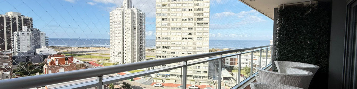 Apartamento de 3 Dormitorios, Punta del Este

Descubra este atractivo apartamento ubicado a solo 200 metros del mar en Punta del Este. Con una orientación suroeste, esta unidad de 121 m² ofrece un ambiente luminoso y acogedor, ideal para disfrutar de la brisa marina y las impresionantes puestas de sol. 

El apartamento cuenta con tres cómodos dormitorios, incluyendo una suite principal, y tres baños, lo que lo convierte en un espacio perfecto para familias o grupos de amigos. La cocina semi-integrada se conecta armoniosamente con el living-comedor, creando un ambiente ideal para compartir momentos inolvidables. Además, el edificio ofrece servicios de mucamas y playa, así como acceso a sauna y piscina, garantizando una experiencia de confort y relajación.

Ubicado en una de las zonas más tranquilas y accesibles de Punta del Este, este apartamento no solo es un refugio para las vacaciones, sino también una excelente opción para vivir todo el año. Considere la posibilidad de disfrutar de la cercanía a la playa y a los principales puntos de interés de la ciudad. Consulte con nuestros asesores para más información y descubra todo lo que este inmueble tiene para ofrecer.

Edificio de gran calidad constructiva, amenities completas, con excelente vista al mar, y 2 cocheras en subsuelo propias del apartamento.

Consulte con nuestros asesores.