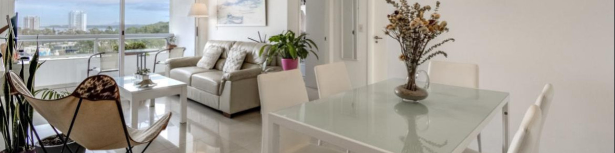 Hermoso apartamento en Punta del Este con vista espectacular al mar y a la isla;  dos dormitorios, dos baños, uno en suite, cocina con barra pasa platos, aire acondicionado nuevo, ventiladores de techo ; calefacción por losa radiante, cocina más lavadero con lavarropa y tender 

Edificio con amenities completas, con garaje subterráneo con baulera y estacionamiento de cortesía. Ambas piscinas están hechas a nuevo.

Piscina externa climatizada 
Piscina interna climatizada 
Sauna Seco 
Sala de gym 
Barbacoa 
Playroom  para adultos con TV y mesa de poker 
Sala de niños 
Mesa de Ping pong
Co-working

Servicio de Mucama  una vez en la semana  incluido en los gastos comunes.