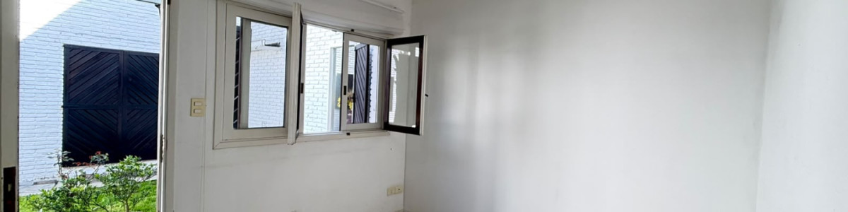 
Descubra este atractivo apartamento ubicado en el corazón de Lugano, Punta del Este. Con un diseño funcional, la unidad cuenta con dos dormitorios, tres baños y una suite, ofreciendo comodidad y privacidad para sus residentes. La cocina, integrada con el living y el comedor, crea un ambiente ideal para disfrutar de momentos en familia o con amigos.

El edificio cuenta con una piscina, perfecta para relajarse y disfrutar de los días soleados que caracterizan a esta emblemática ciudad costera. La ubicación estratégica de la propiedad permite acceder fácilmente a las playas y a una variada oferta gastronómica y de entretenimiento, haciendo de este apartamento una opción ideal tanto para residir como para vacacionar.

Consulte con nuestros asesores para más información y descubra todo lo que este inmueble tiene para ofrecer.