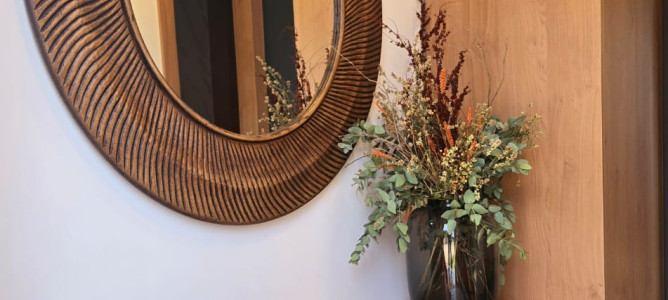 Tu Refugio en La Barra: Elegancia y Comodidad

Descubre este encantador apartamento de 2 dormitorios y 2 baños, ubicado en el corazón de La Barra, un destino ideal para quienes buscan disfrutar de la tranquilidad y el estilo de vida costero.

Este espacio cuenta con una cocina integrada que se conecta armoniosamente con el living comedor, creando un ambiente perfecto para compartir momentos inolvidables con amigos y familiares. La distribución inteligente de los ambientes maximiza la luz natural, brindando calidez y confort a cada rincón.

La Barra es conocida por su vibrante escena cultural y su cercanía a las mejores playas, lo que convierte a esta propiedad en una excelente oportunidad tanto para residencia permanente como para inversión.

Total construido: 124 mts2
Cubiertos total: 84 mts2
Parrillero: 7 mts2
Terraza-pérgola: 7 mts2
Balcón: 9 mts2
Deck: 17mts2

DISPONIBLE EN ALQUILER A PARTIR DEL 3 DE ENERO

No dejes pasar la oportunidad de hacer de este apartamento tu nuevo hogar. Consulta con nuestros asesores y descubre todo lo que este lugar tiene para ofrecerte.