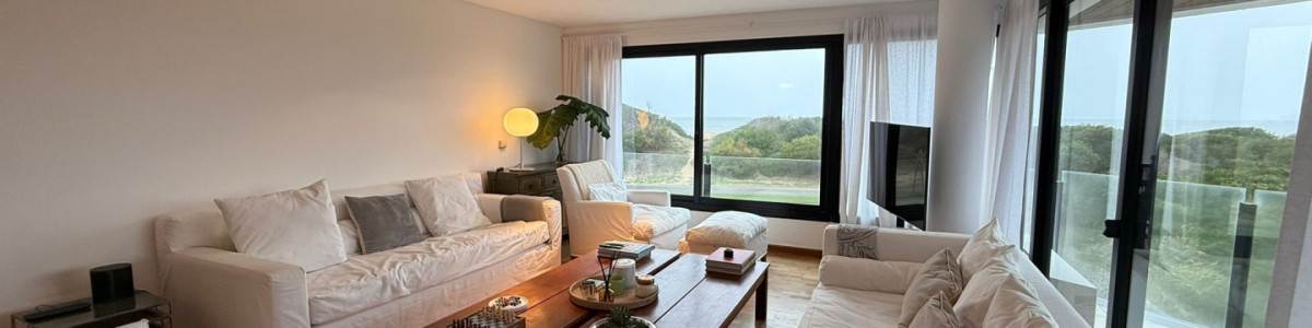  Tu Refugio Frente al Mar en Brava - Punta del Este

Descubre la oportunidad de vivir en un paraíso costero donde la elegancia se encuentra con la comodidad. Este exclusivo apartamento en Brava, Punta del Este, te ofrece un estilo de vida inigualable con impresionantes vistas al mar.

**Características de la Propiedad:**
- **Ubicación Privilegiada:** Orientación Suroeste que garantiza luminosidad y atardeceres inolvidables.
- **Amplios Espacios:** Unidad de 3 dormitorios, 4 baños (3 en suite), ideal para disfrutar con familia y amigos.
- **Cocina Definida:** Espacio funcional y moderno, perfecto para los amantes de la gastronomía.
- **Equipamiento Completo:** Incluye lavadero y aire acondicionado para tu confort.

**Amenities de Lujo:**
- Cancha de pádel para los más activos.
- Servicio de mucamas y playa para una experiencia sin preocupaciones.
- Relájate en el sauna o disfruta de la piscina en los días soleados.
- Gimnasio completo

Este apartamento no solo es un hogar, es un estilo de vida. No dejes pasar la oportunidad de vivir en uno de los destinos más exclusivos de la costa uruguaya.

**Consulta con nuestros asesores y haz de este sueño tu realidad.**