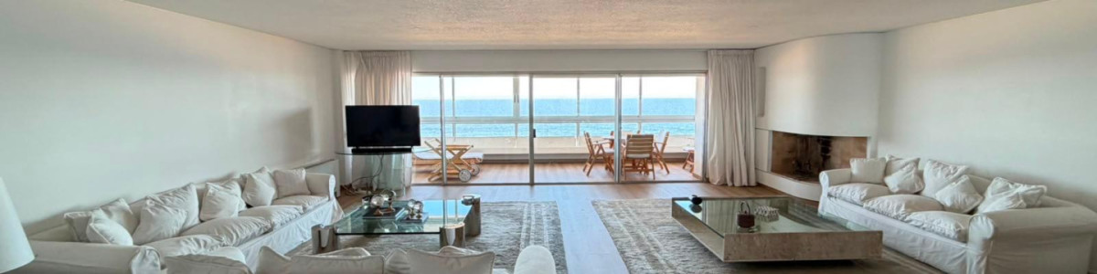 Amplio Apartamento en Brava - Punta del Este - Primera fila, Vista al Mar

Descubra este luminoso apartamento de 3 dormitorios, ubicado en la codiciada zona de Brava, Punta del Este. Con un diseño funcional, la propiedad cuenta con un cómodo living y comedor, ideal para disfrutar momentos en familia o con amigos. La suite principal ofrece privacidad y confort, mientras que los dos dormitorios adicionales son perfectos para huéspedes o como espacio de trabajo.

La cocina está completamente equipada con electrodomésticos modernos, incluyendo microondas, heladera con freezer y lavavajillas, facilitando así la rutina diaria. Entre las comodidades destacadas se encuentran el aire acondicionado, servicio de mucamas y un servicio de playa que le permitirá disfrutar plenamente de la experiencia costera. Además, el edificio cuenta con una piscina, ideal para relajarse en los días soleados.

La ubicación es inmejorable, a pocos pasos de la playa y cerca de restaurantes, tiendas y actividades recreativas. Este apartamento es una excelente opción tanto para residencia permanente como para alquiler vacacional. Consulte con nuestros asesores para más información y descubra todo lo que este atractivo inmueble tiene para ofrecer.