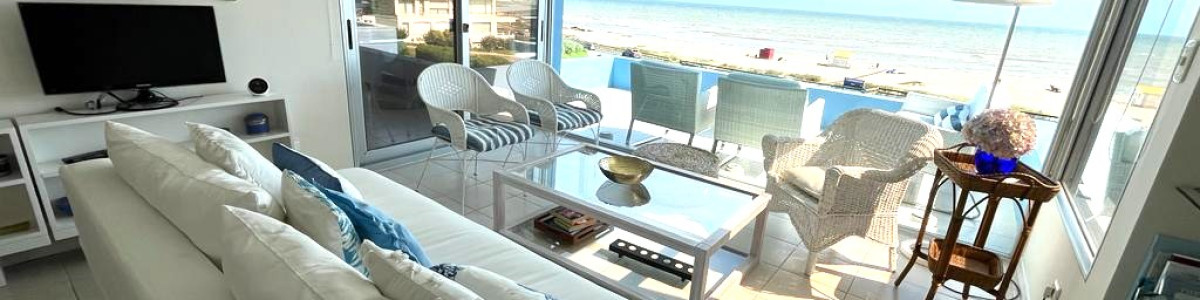 Espectacular apartamento en Primera Línea. A metros de playa Bikini.

2 dormitorios, 2 baños (principal en suite).
Living-comedor con increíble vista al Mar y salida a la terraza. Cocina bien equipada.

Parrillero compartido.

El edificio cuenta con servicio de Playa durante el verano, servicio de Mucama, Serenos y guardia.

Por mas información, consulte con nuestros asesores.