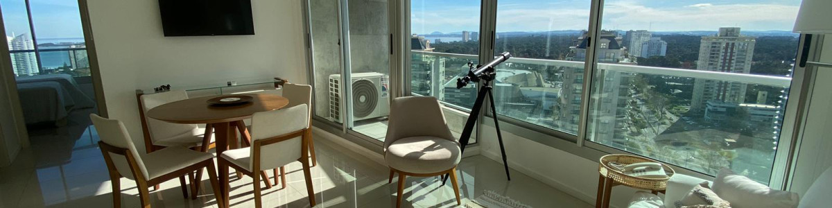 **Tu Refugio en Punta del Este: Elegancia y Comodidad a Pasos del Mar**

Descubre este encantador apartamento en Roosevelt, a tan solo 400 metros de las cristalinas playas de Punta del Este. Con una orientación suroeste que garantiza luminosidad y calidez, esta unidad de 2 dormitorios y 2 baños, incluyendo una suite, es el espacio ideal para disfrutar de la vida costera.

La cocina integrada se conecta armoniosamente con el living-comedor, creando un ambiente perfecto para compartir momentos inolvidables con familia y amigos. Equipado con cocina eléctrica, anafe, horno y campana, cada rincón está diseñado para tu comodidad.

Además, podrás disfrutar de servicios exclusivos como mucamas, servicio de playa y un relajante sauna. La piscina del edificio te espera para refrescarte en los días soleados. Con una superficie propia de 82 m², este apartamento es un verdadero oasis en la ciudad.

Los gastos comunes son de $13,000, lo que incluye acceso a todas las comodidades que este maravilloso lugar tiene para ofrecer.

No dejes pasar la oportunidad de vivir en uno de los destinos más deseados de la costa uruguaya. Consulta con nuestros asesores y da el primer paso hacia tu nuevo hogar en Punta del Este. ¡Te esperamos!