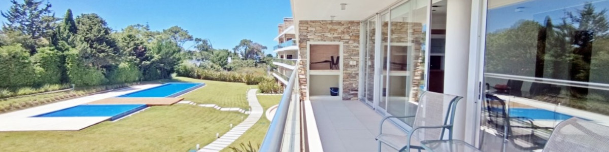 APARTAMENTO EN PLAYA BRAVA, TERRAZAS DE VILLA BRAVA.
Hermosa unidad que cuenta con living-comedor, cocina americana + toilette.
3 dormitorios, 2 baños (1 en suite con jacuzzi). Amplia terraza con parrillero propio.
Aire acondicionado y losa radiante sectorizada. Garaje en subsuelo y baulera.
Completos amenities en el edificio.
Consulte con nuestros asesores.