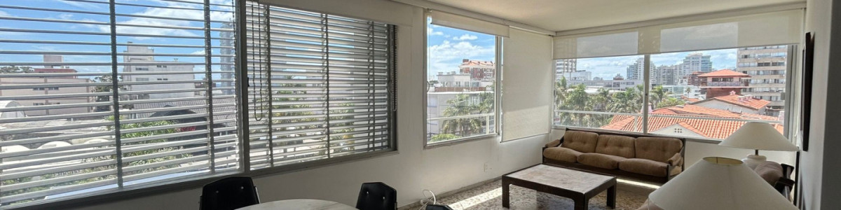  Tu Refugio en la Península: Elegancia y Comodidad en Punta del Este

Descubre este encantador apartamento de 2 dormitorios y 2 baños, ubicado en el corazón de la Península, donde la sofisticación se encuentra con la calidez del hogar. 

Con una cocina definida que invita a disfrutar de momentos culinarios y un amplio living comedor que se convierte en el espacio ideal para compartir con familiares y amigos, esta propiedad ofrece un estilo de vida inigualable. Además, cuenta con servicio de mucamas, garantizando que cada rincón de tu hogar esté siempre impecable.

La ubicación privilegiada te permitirá disfrutar de la cercanía a las playas más emblemáticas y a una variada oferta gastronómica y cultural. No dejes pasar la oportunidad de vivir en uno de los destinos más deseados de la costa uruguaya.

Para más información y consultas, no dudes en contactar a nuestros asesores. ¡Tu nuevo hogar en Punta del Este te espera!