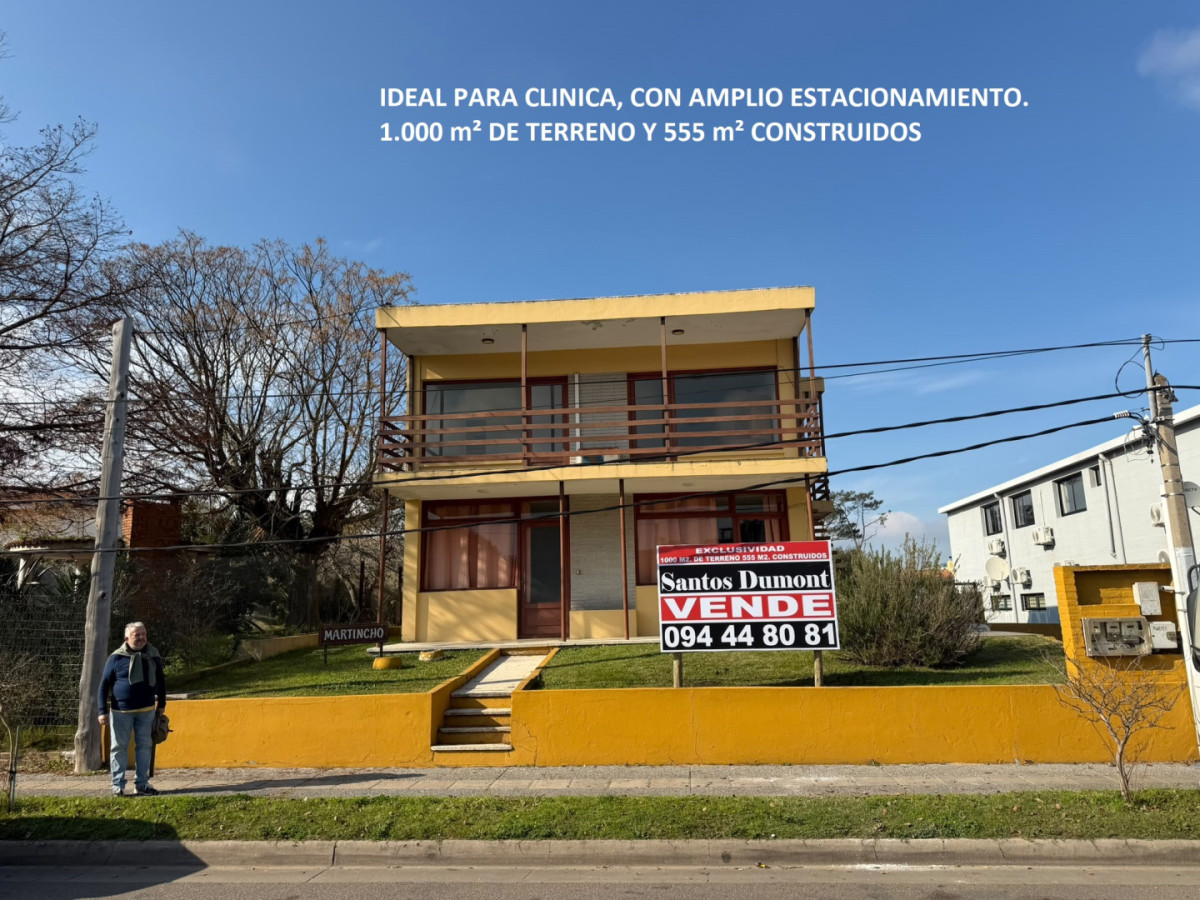 Importante propiedad sobre Avenida España – Ideal para inversión o renta.

Ubicada en el tradicional barrio Las Delicias de Maldonado, sobre Avenida España esquina Jamaica, esta propiedad se desarrolla sobre un terreno de 1.000 m² y cuenta con 555 m² construidos, ofreciendo amplios espacios y múltiples posibilidades de uso.

La misma se compone de dos apartamentos independientes. 
La unidad de planta baja dispone de 2 dormitorios, baño completo, cómodo living-comedor y cocina definida. 
En planta alta se encuentra una segunda unidad con 3 dormitorios, 2 baños, amplio living-comedor, cocina y una espaciosa barbacoa, ideal para reuniones familiares y sociales.

Además, la propiedad cuenta con depósito al fondo, aportando espacio adicional para almacenamiento o actividades complementarias.
ESPECTACULAR ESTACIONAMIENTO.

Su estratégica ubicación sobre una de las principales avenidas de la ciudad le brinda excelente conectividad, fácil acceso a servicios, centros educativos, comercios y transporte, convirtiéndola en una excelente opción tanto para vivienda como para inversión con renta.

Una oportunidad única para quienes buscan amplitud, versatilidad y una ubicación privilegiada en Maldonado.

CONSULTE CON NUESTROS ASESORES POR MAS INFORMACION.