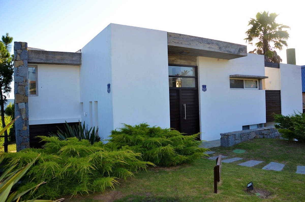 Espectacular casa super moderna de 6 dormitorios (3 suites) o 5 dorm. y dependencia.
2 dorm. con cama matrimonial en suite, amplio living comedor, resto de dormitorios de 1 y 2 dos camas. Total 11personas .
Deck espectacular con vista al mar, pileta climatizada!
- Ropa blanca para camas y baños
- Servicio WI-FI.
- Mantenimiento de la piscina (1 vez por semana)
- Mantenimiento del jardín (1 vez por semana)
- Riego automatizado
- Cochera para 4 autos
431,5 mtr2 construidos , terreno 619 mtr2
Por mas información, consulte con nuestros asesores.