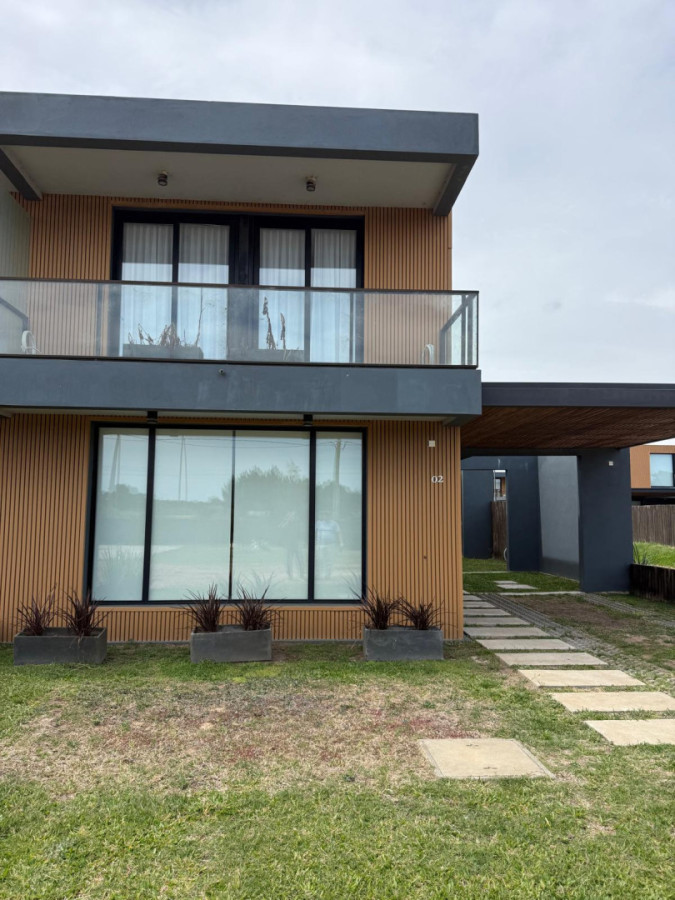  Tu Refugio en Las Grutas: A Pasos del Mar

Descubre esta encantadora casa en Punta Ballena, un verdadero oasis a solo 200 metros de la playa. Ideal para quienes buscan un estilo de vida relajado y cercano a la naturaleza.

La propiedad cuenta con 3 amplios dormitorios, uno suites, ofreciendo comodidad y privacidad para toda la familia. La cocina americana se integra perfectamente con el living-comedor, creando un espacio ideal para compartir momentos inolvidables.

Disfruta de la brisa marina y la tranquilidad de un entorno natural, sin renunciar a la cercanía de servicios y actividades recreativas. 

No dejes pasar esta oportunidad única. Consulta con nuestros asesores y comienza a vivir el sueño de tener tu hogar en Las Grutas.