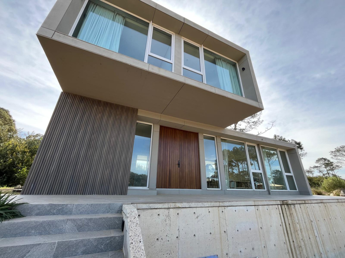 Tu Refugio en La Barra: Elegancia y Comodidad.
Descubre esta excepcional casa en La Reserva, un oasis de tranquilidad en uno de los destinos más exclusivos de la costa uruguaya. Con un diseño contemporáneo y funcional, esta propiedad ofrece el equilibrio perfecto entre estilo y confort.
3 Dormitorios luminosos + un 4to dormitorio usado como escritorio. Equipados, con acabados de calidad, garantizando privacidad y comodidad.
3 baños completos (2 Dormitorios en suite + 2 dormitorios que comparten un baño). Toilette
Un hogar pensado para disfrutar en compañía.
Cocina con Desayunador. Un espacio donde la funcionalidad se une a la calidez familiar.
Living-Comedor amplio y acogedor, ideal para compartir momentos inolvidables.
La ubicación privilegiada de esta propiedad te permitirá disfrutar de la cercanía a las playas más hermosas y a la vibrante vida social de La Barra.
Amenities: 2 canchas de tenis de polvo de ladrillo, 2 canchas de paddle de pasto sintético y vidrio, 2 canchas de teqball, 2 jaulas de golf, Piscina para niños, Piscina para adolescentes, Cancha de fútbol 5 de pasto sintético, Gimnasio, Senda para correr, Zona de juegos para niños.
Seguridad 24hs y más.
Consulta con nuestros asesores