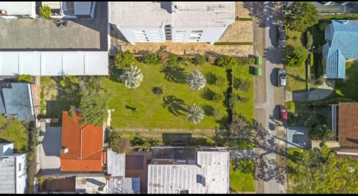  Oportunidad en Las Paradas.

En la codiciada zona de Mansa, Punta del Este, se ofrece una oportunidad única. Ubicada a solo 50 metros de la playa, esta propiedad es el refugio ideal para disfrutar de momentos inolvidables en familia o con amigos.

Con un generoso terreno de 888 m² y 164 m² construidos, la casa cuenta con 3 acogedores dormitorios y 2 baños, ofreciendo el espacio necesario para el descanso y la privacidad.
La propiedad se divide en dos padrones, uno con construcción, resumiéndose en: 611m2 de terreno y construcción de 164m2 y, con la posibilidad de anexar el lote contiguo de 277m2 más. El precio publicado corresponde a la venta de los dos padrones juntos.

Consulta con nuestros asesores y agenda tu visita.