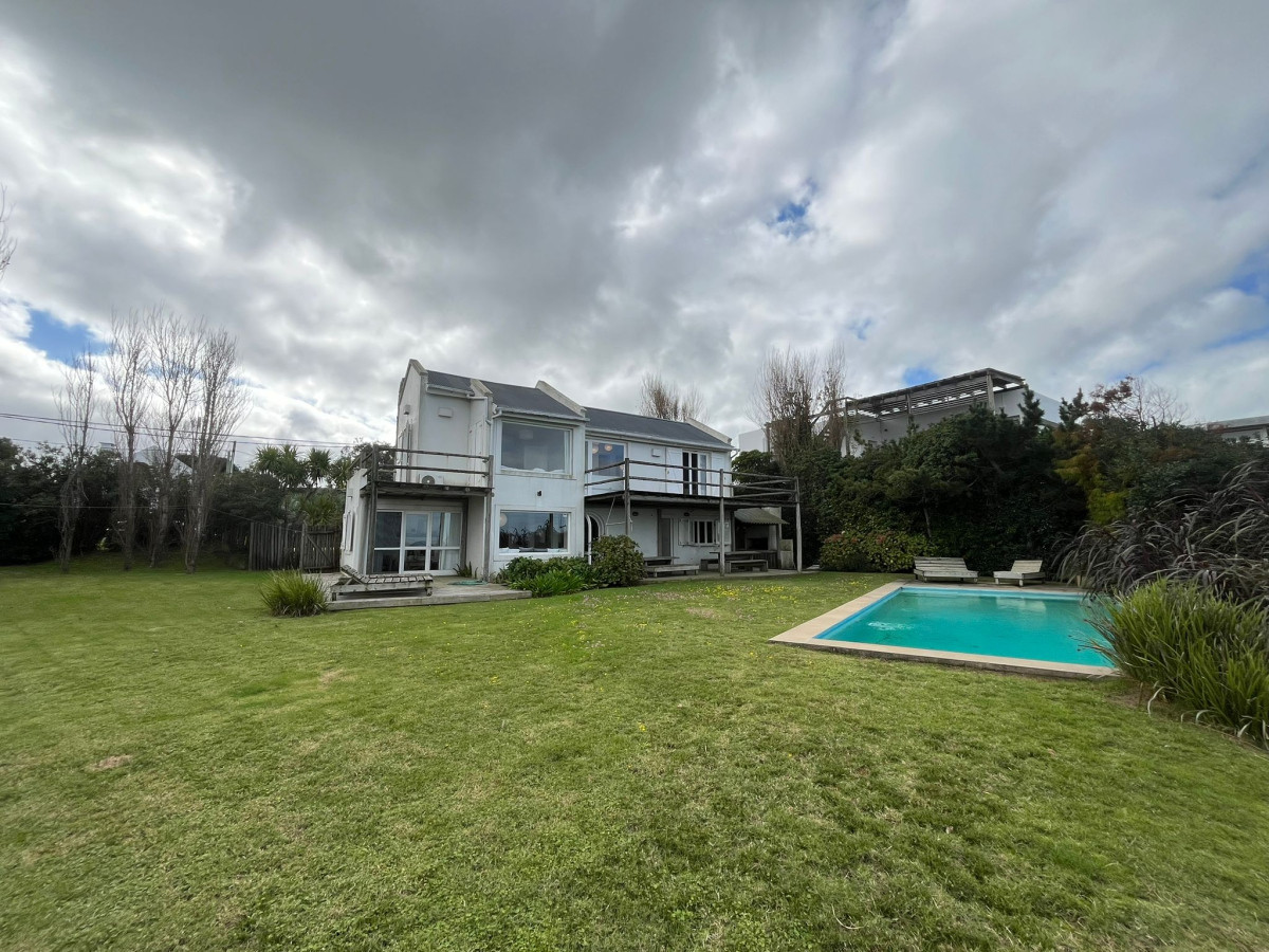 Oportunidad a Pasos del Mar. Hermosa casa con vista al Mar.
Descubre esta excepcional casa en El Chorro, Manantiales, un lugar donde la tranquilidad y el estilo de vida costero se fusionan en perfecta armonía. A tan solo 400 metros del mar, esta propiedad es ideal para quienes buscan un hogar permanente o una escapada de verano.
Con un generoso terreno de 700 m2 esta casa ofrece un diseño funcional y acogedor. Dispone de 3 dormitorios (Principal en suite), y 3 baños completos, brindando privacidad y comodidad para toda la familia. La cocina definida y un luminoso living comedor, creando un espacio perfecto para disfrutar de momentos inolvidables.
Imagina despertar cada mañana con el sonido de las olas y la brisa marina, mientras disfrutas de la cercanía a la playa y a la naturaleza. Esta propiedad no solo es un hogar, sino un estilo de vida.
Hermosa piscina y parrillero.
No dejes pasar esta oportunidad. Consulta con nuestros asesores y da el primer paso hacia tu nuevo hogar en El Chorro. ¡Te esperamos!