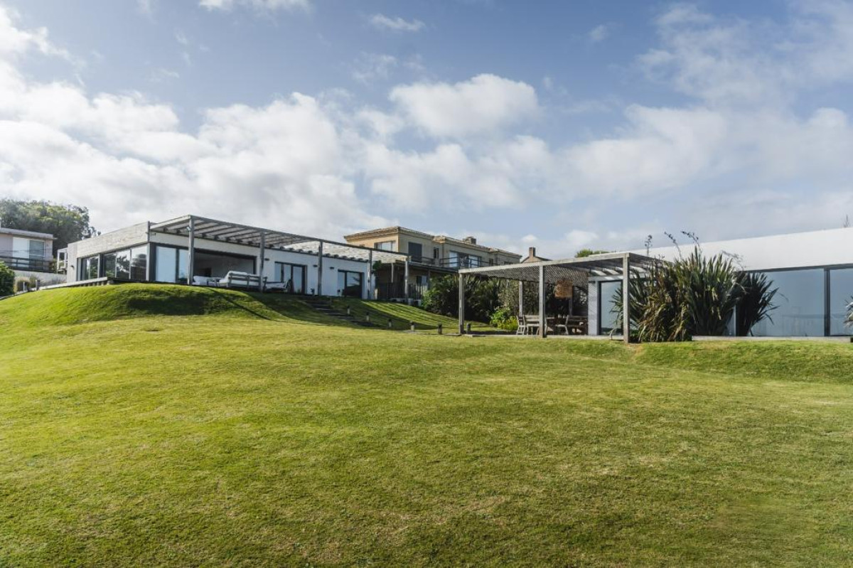 Espectacular casa a una cuadra del mar.
Con 160 grados de vista al mar.  
Espectacular living comedor con cocina americana. 3 suite en cuerpo principal (2 de ellas con cama matrimonial). 

Decks con barbacoa al mar y amplia pileta. 
Master suite externa de aprox. 40 mtrs2 con increíbles vistas al mar.

Consulte con nuestros asesores.